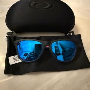 Brand new with case Oakley men’s sunglasses